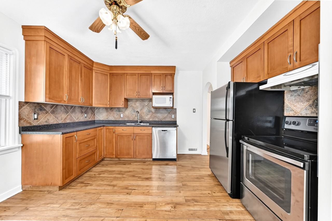 9830 78 Ave Nw - Photo 4 of 42