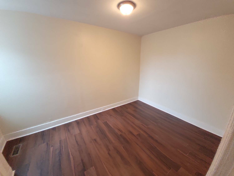 5540 Media St - Photo 7 of 13