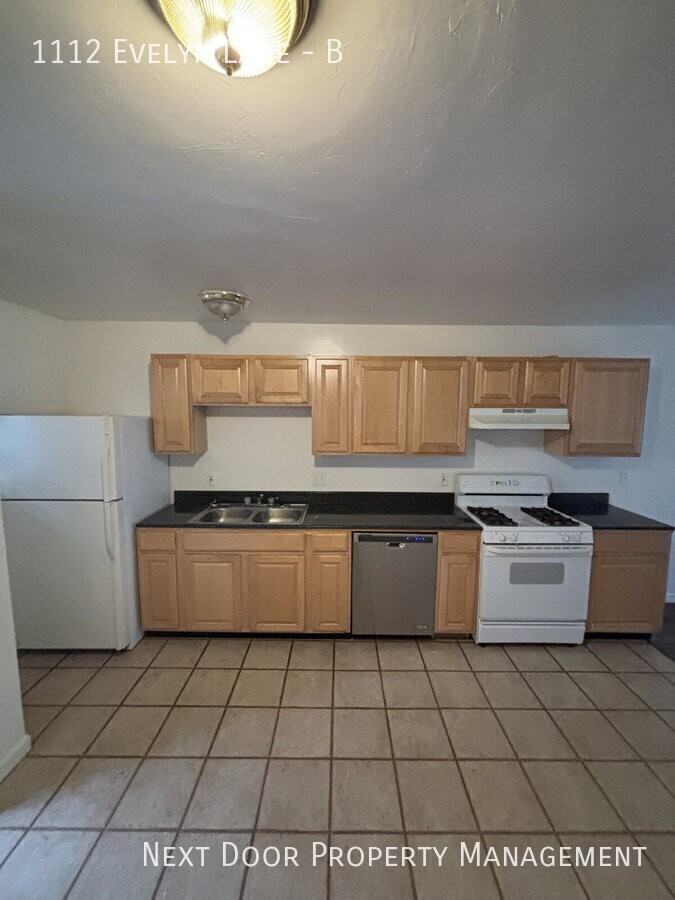 1112 Evelyn Ln #B - Photo 2 of 7