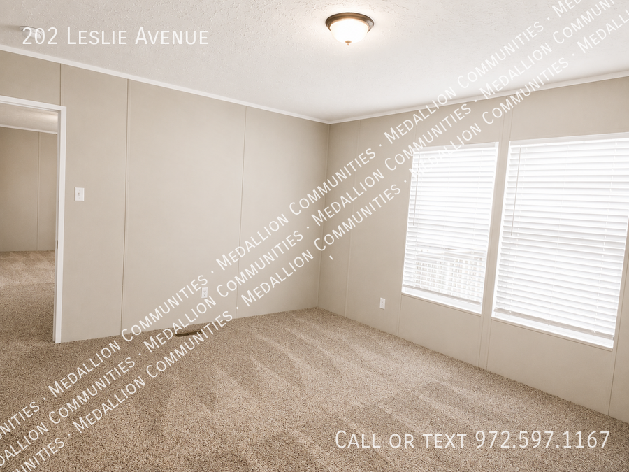 202 Leslie Ave - Photo 2 of 11