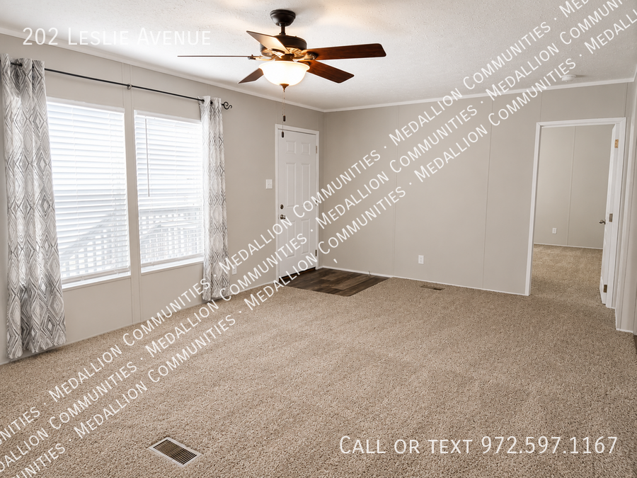 202 Leslie Ave - Photo 3 of 11