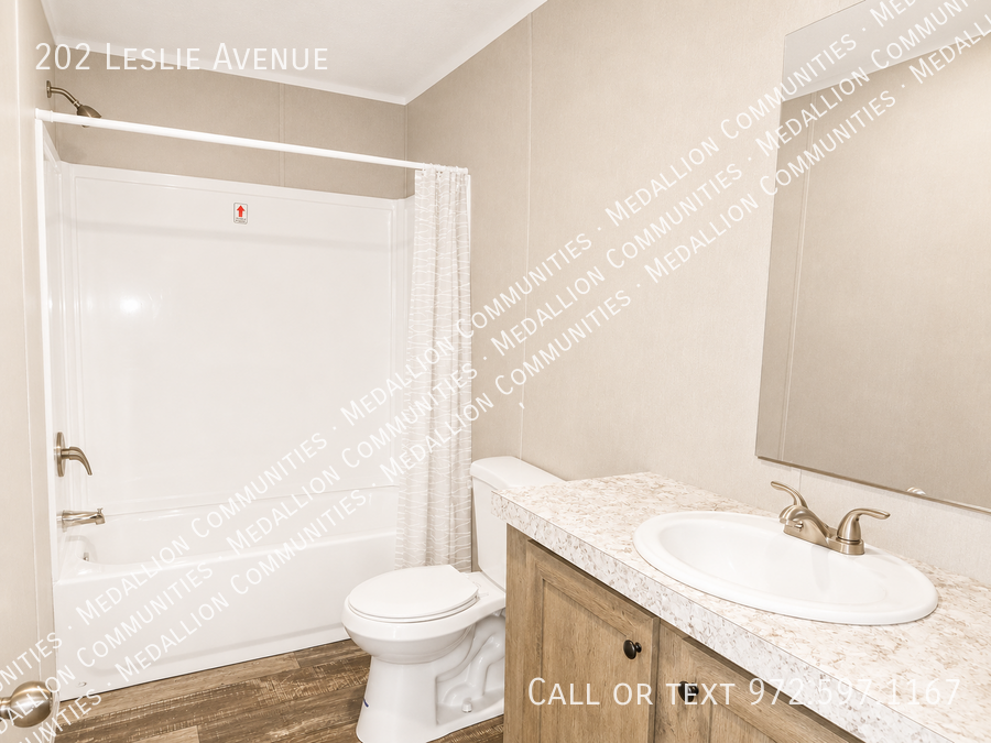 202 Leslie Ave - Photo 4 of 11