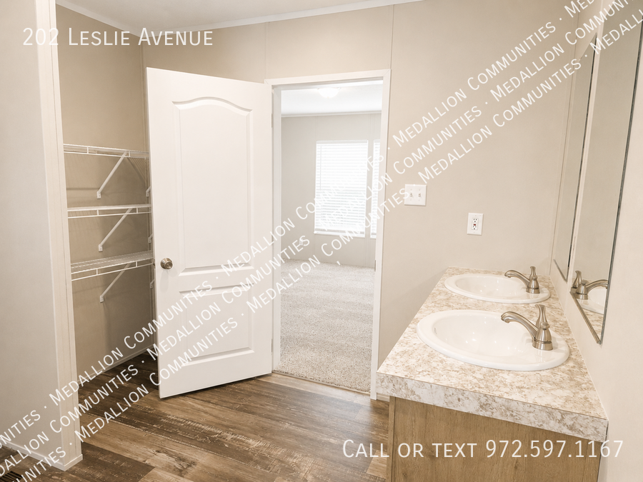 202 Leslie Ave - Photo 5 of 11