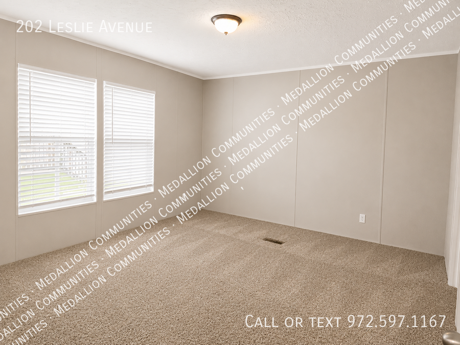202 Leslie Ave - Photo 6 of 11