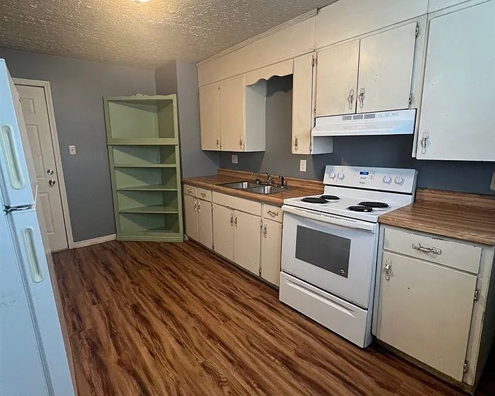 102 E 2nd St #8 - Photo 3 of 5