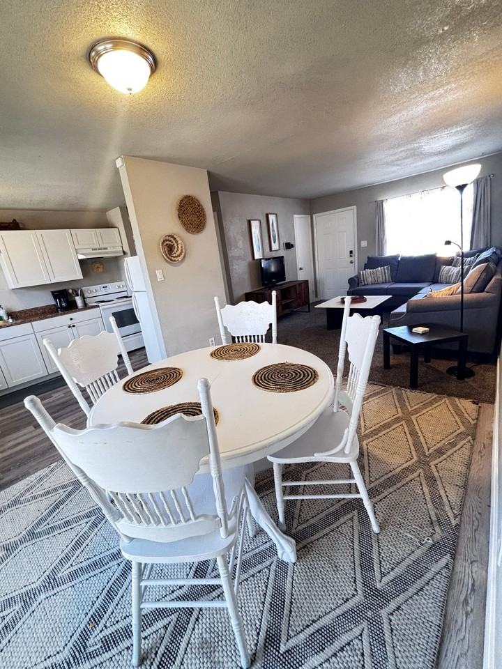 1818 Seminole Ln - Photo 2 of 10