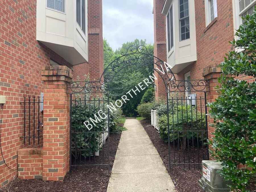 10679 Yorktown Ct - Photo 5 of 9
