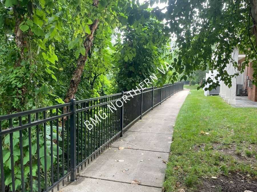 10679 Yorktown Ct - Photo 6 of 9