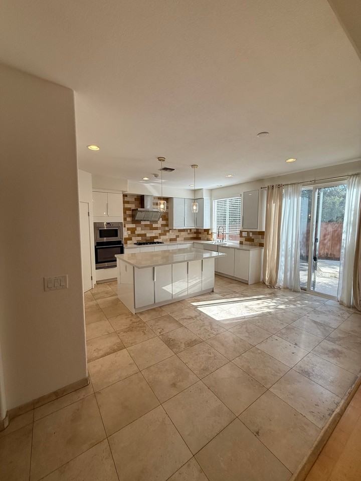 556 Rocking Horse Dr - Photo 3 of 10