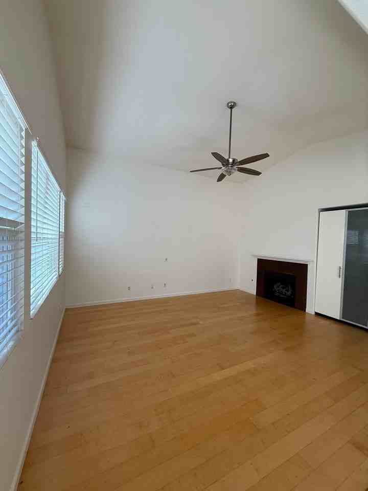 556 Rocking Horse Dr - Photo 4 of 10