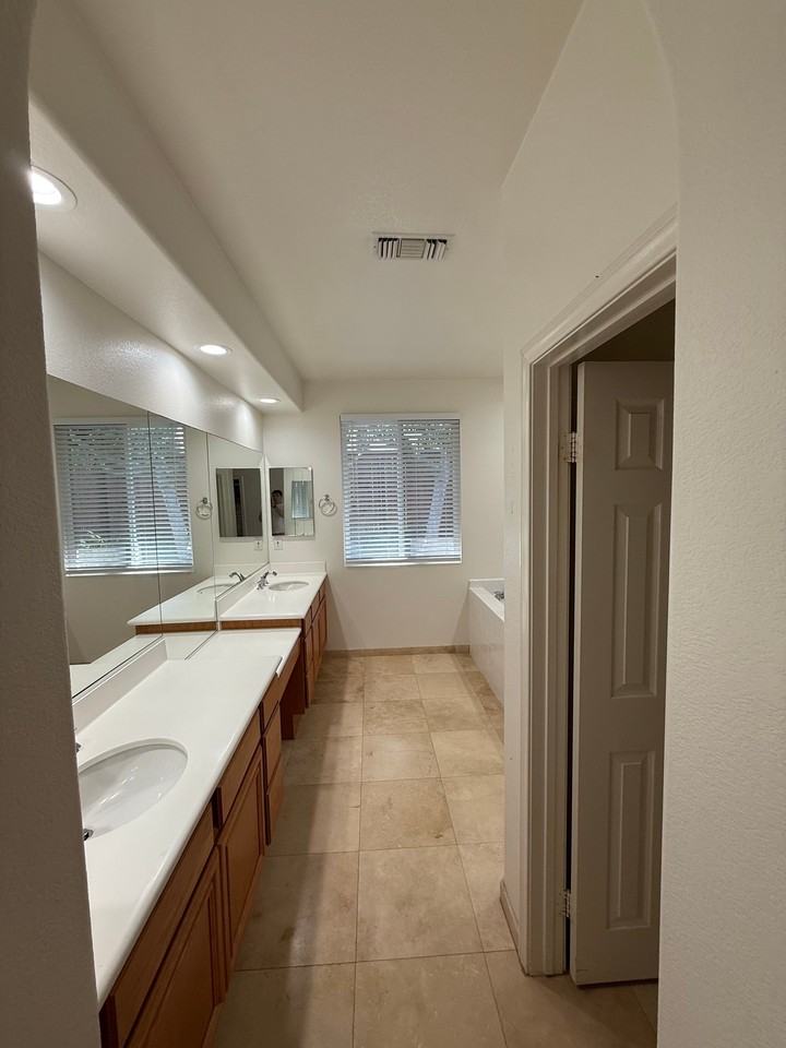 556 Rocking Horse Dr - Photo 7 of 10