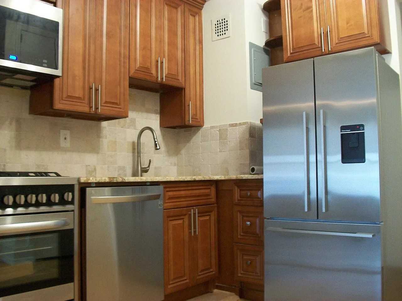 344 E 58th St #2A - Photo 4 of 5