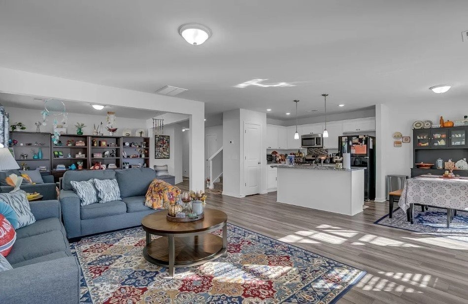 211 Whittier St - Photo 4 of 18