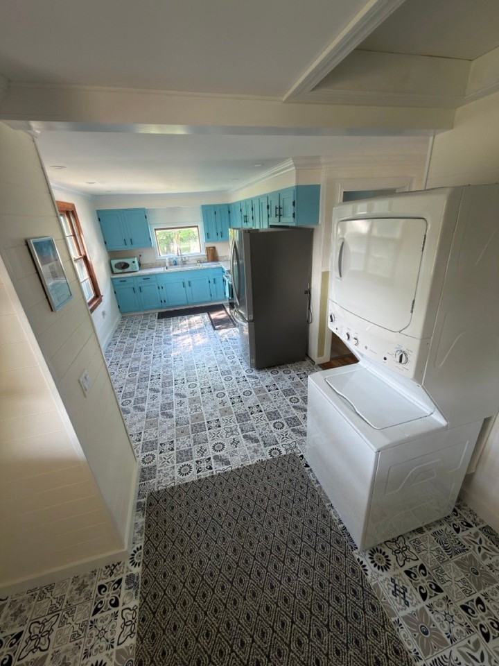 1028 Commercial St - Photo 2 of 19