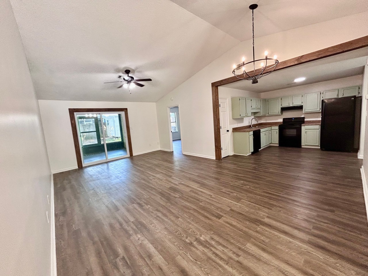 318 Somerset Dr - Photo 3 of 15