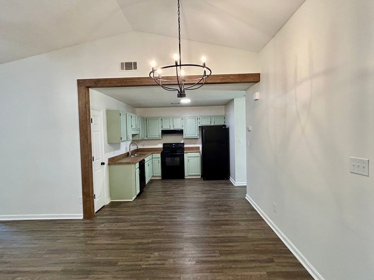 318 Somerset Dr - Photo 4 of 15