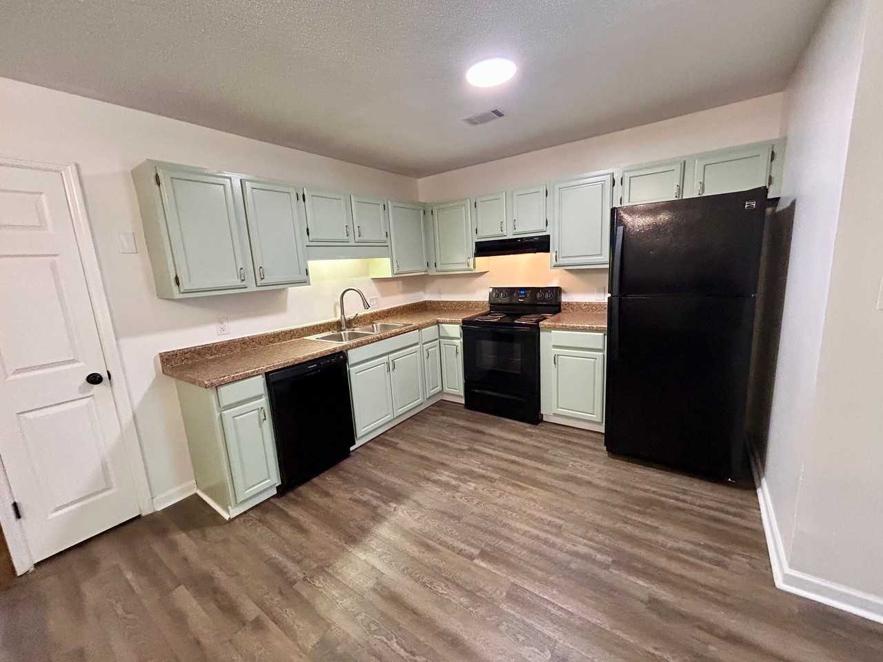 318 Somerset Dr - Photo 5 of 15