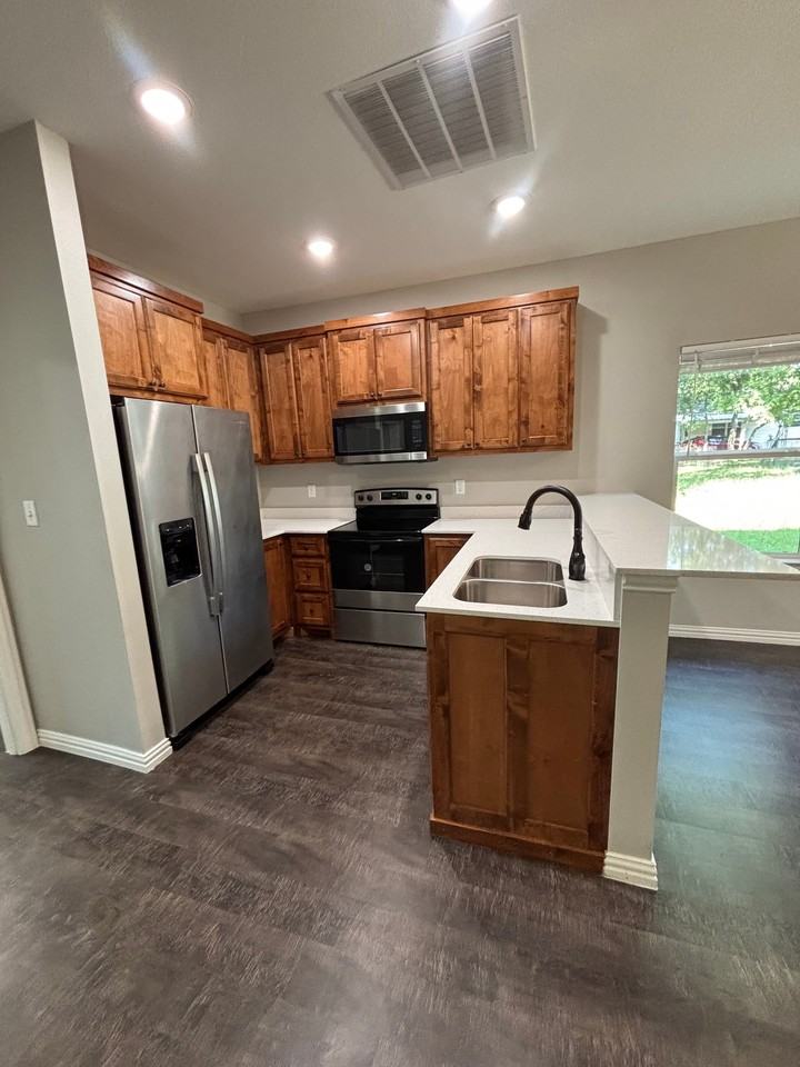 1136 W Shirley St #102 - Photo 2 of 15