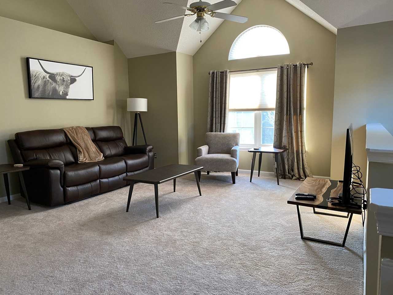 1110 Queens Xing - Photo 4 of 28
