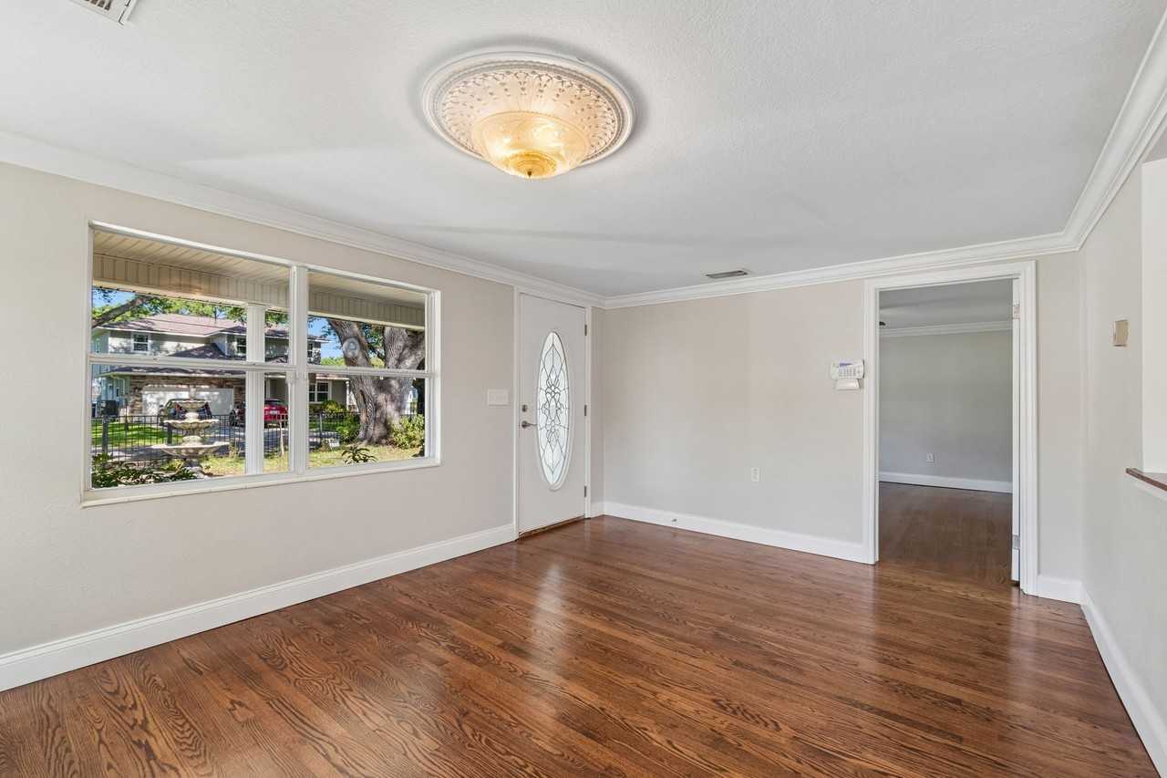 734 Elm St - Photo 4 of 20