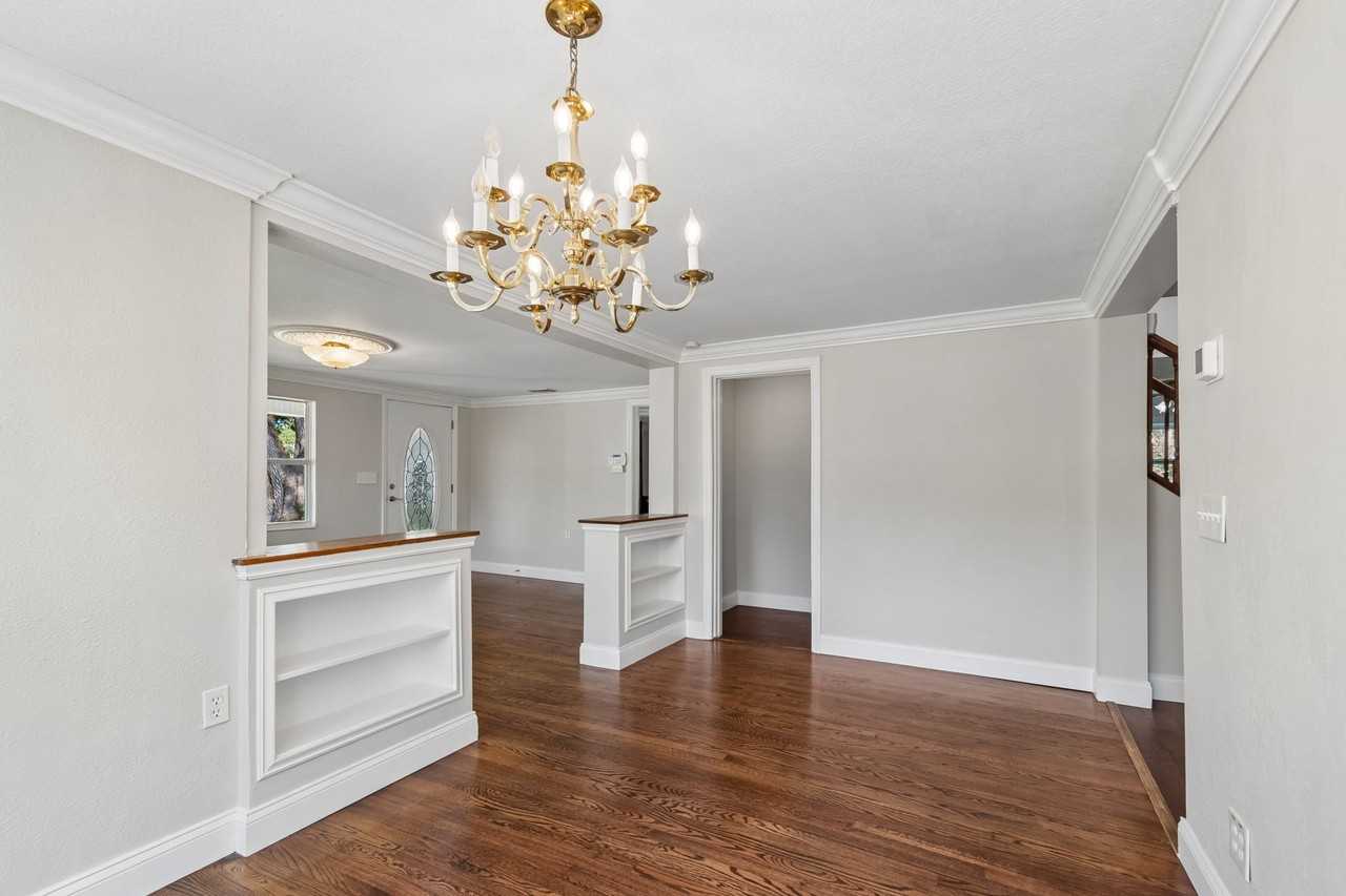 734 Elm St - Photo 5 of 20