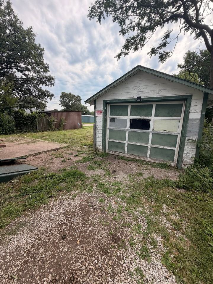 235 S Whitesboro St - Photo 4 of 20