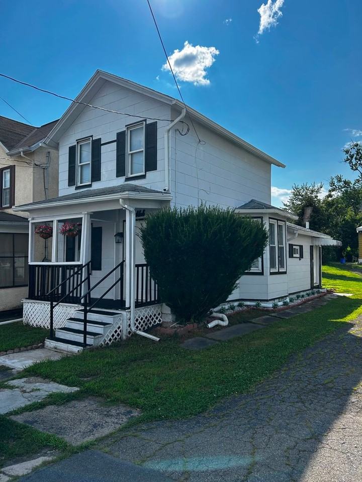 148 S Van Buren Ave - Photo 2 of 16