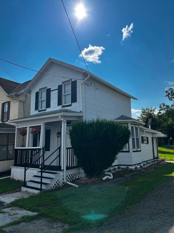 148 S Van Buren Ave - Photo 3 of 16