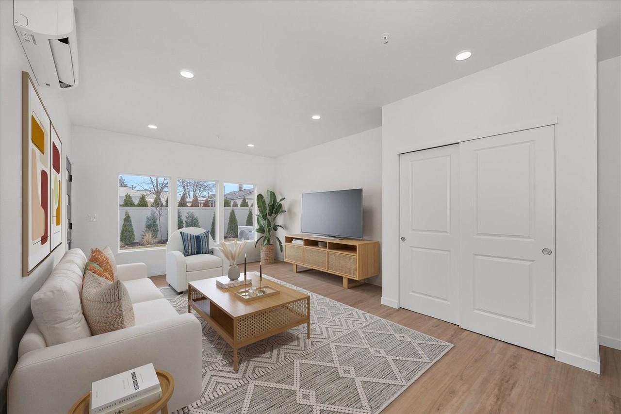 505 E Hawthorne Rd #204 - Photo 3 of 21