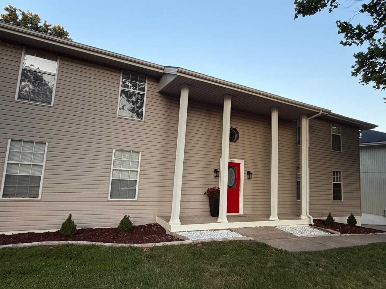 209 Nw Barr Rd #C - Photo 3 of 9