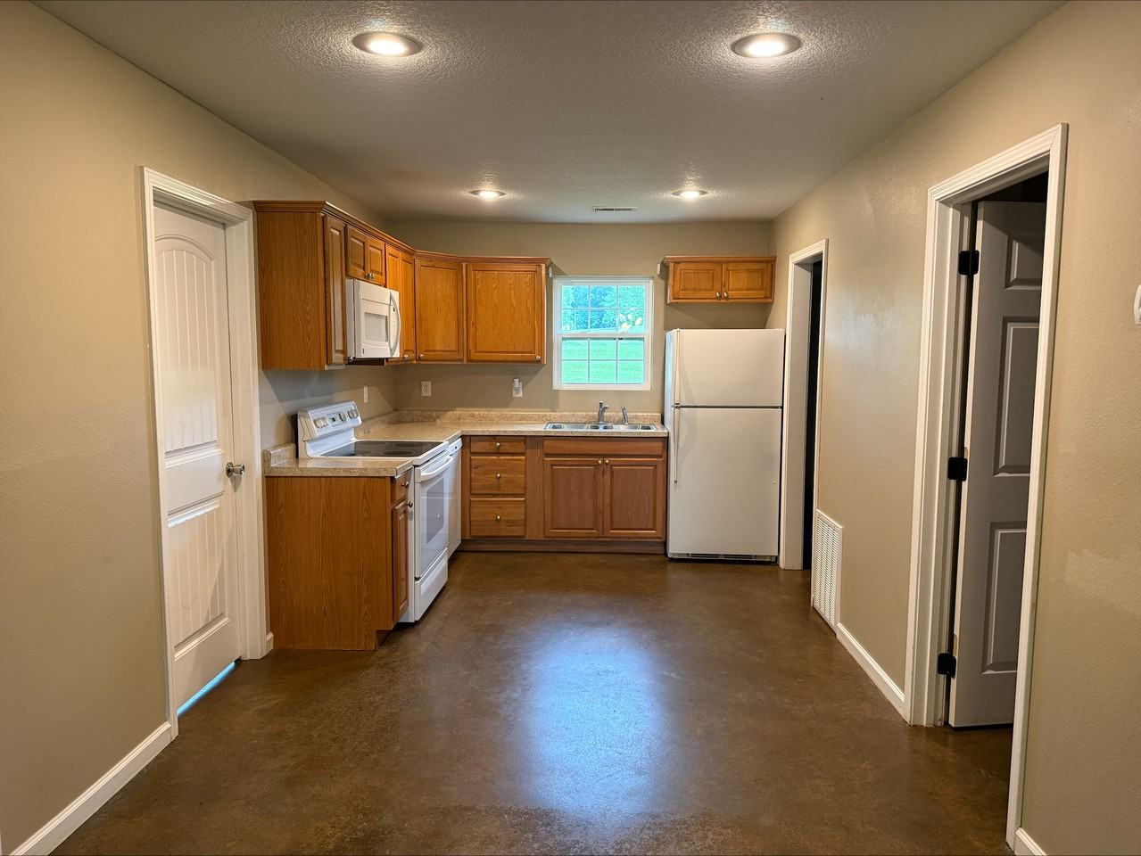 104 Redwood Dr #B - Photo 2 of 12