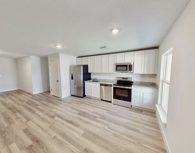 2710 Avenue E #B - Photo 2 of 4