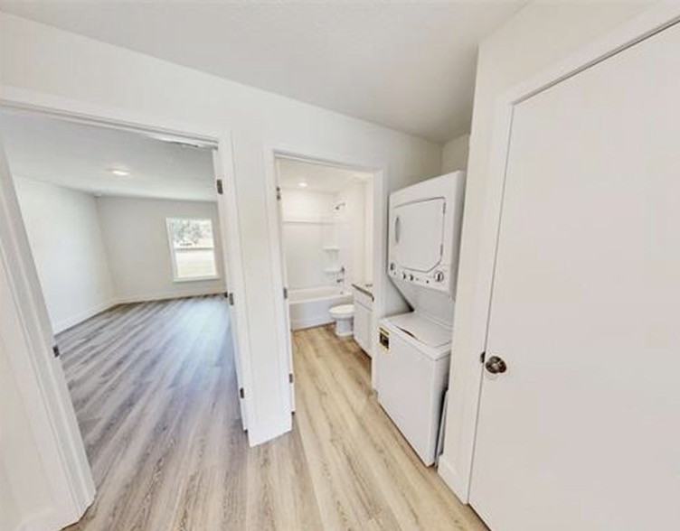 2710 Avenue E #B - Photo 4 of 4