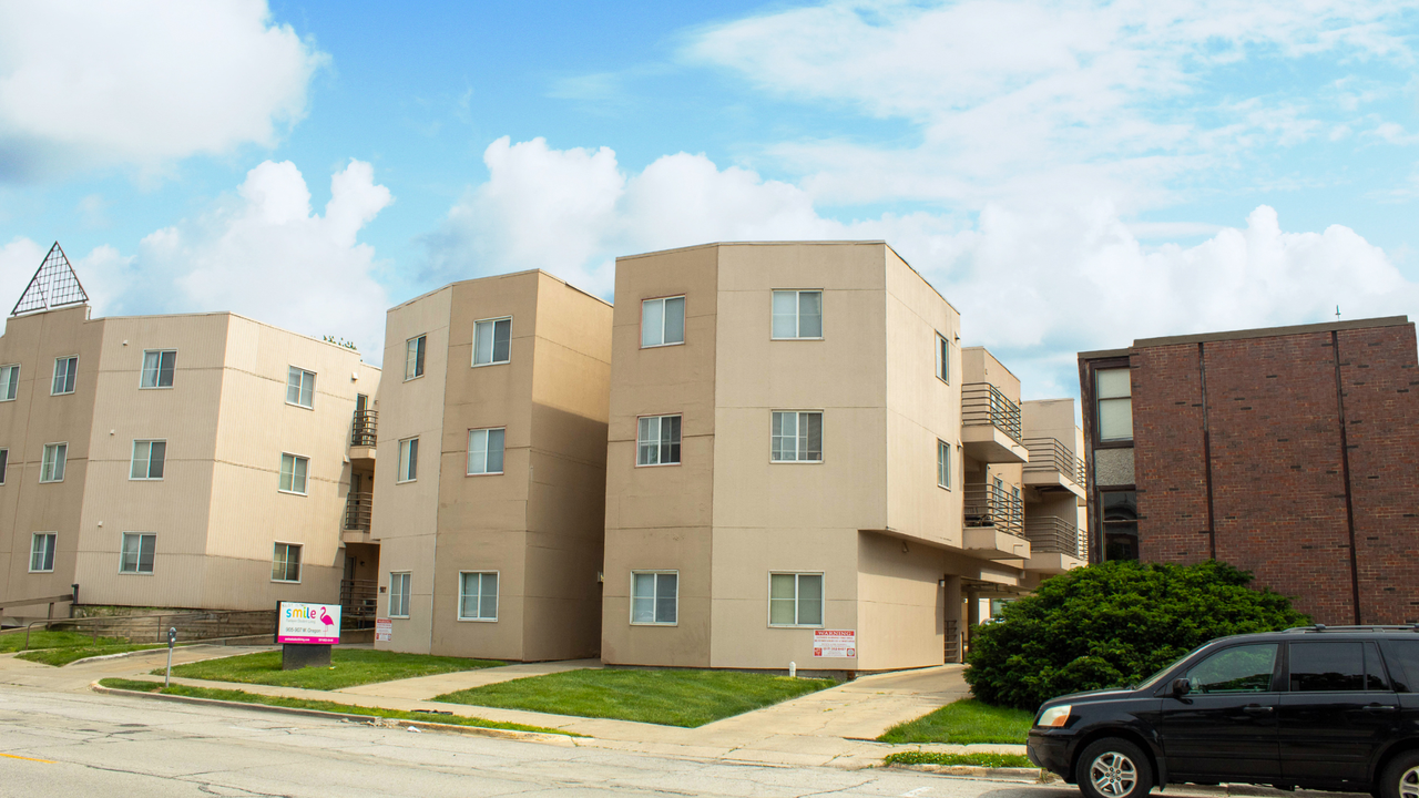 907 W Oregon - Photo 2 of 50