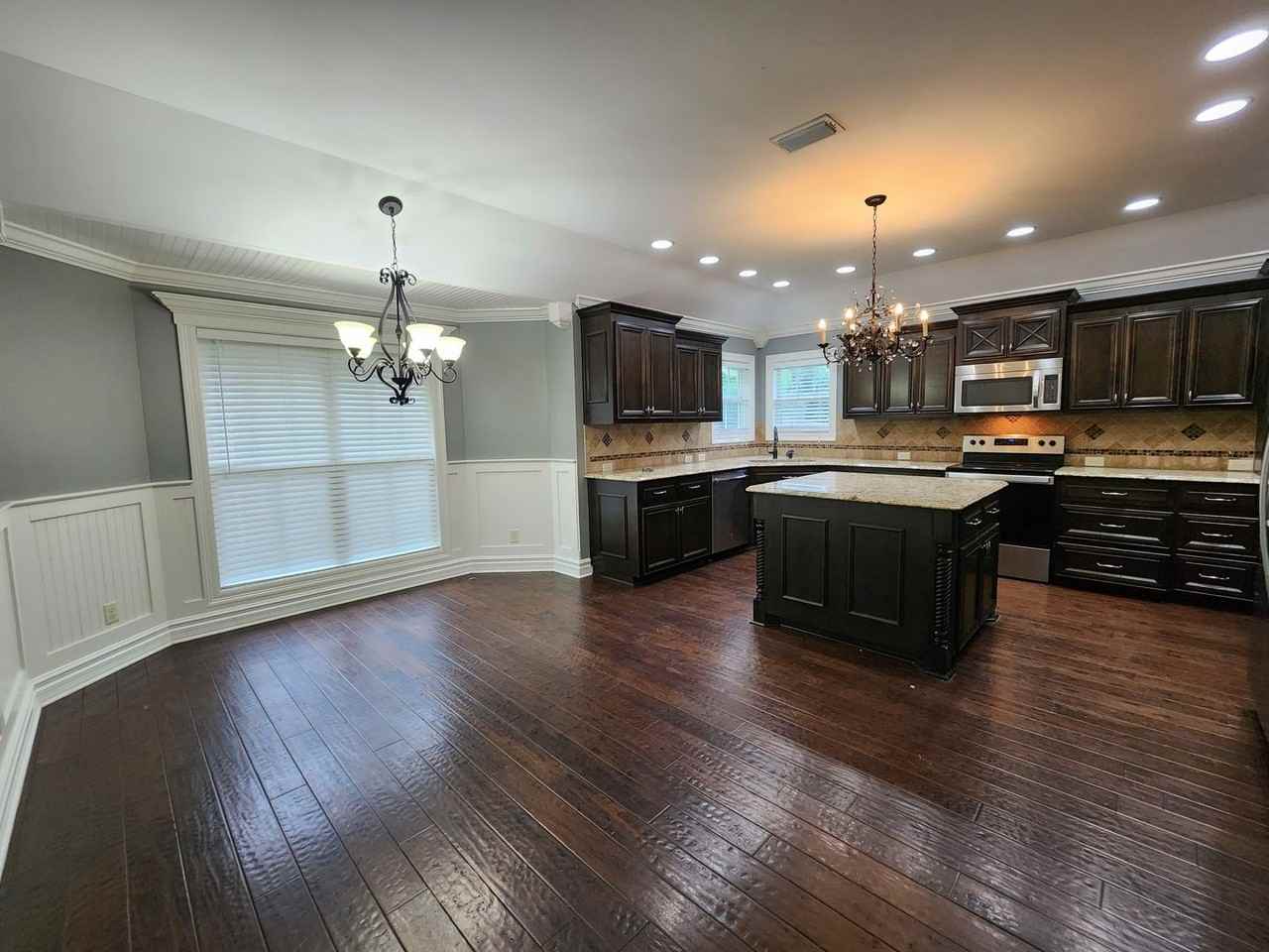 4347 Kenilworth Cir - Photo 3 of 17