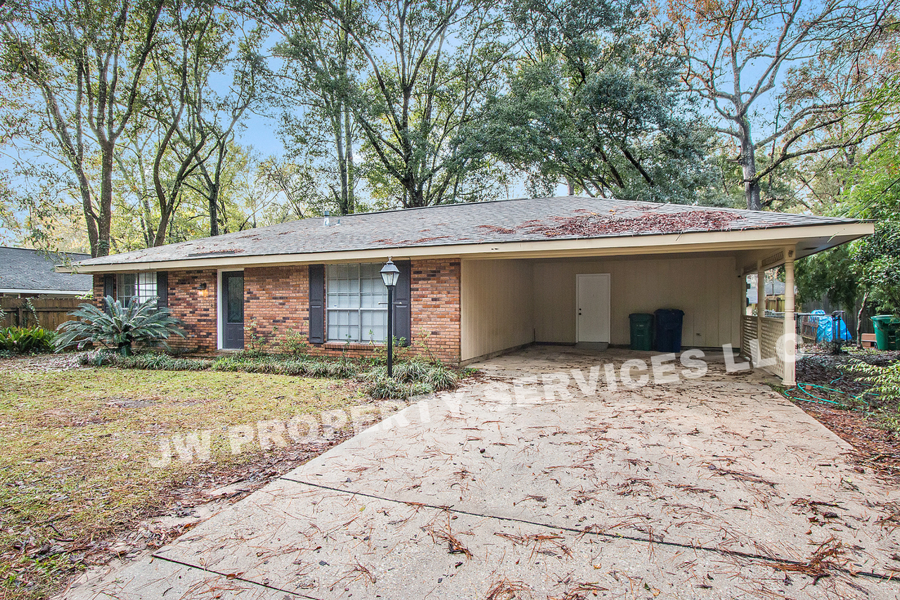 1915 S Jahncke Ave - Photo 2 of 11