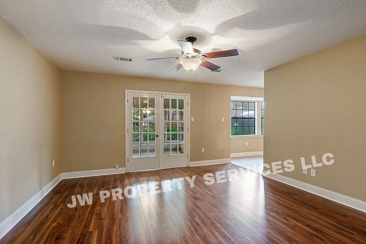 1915 S Jahncke Ave - Photo 3 of 11