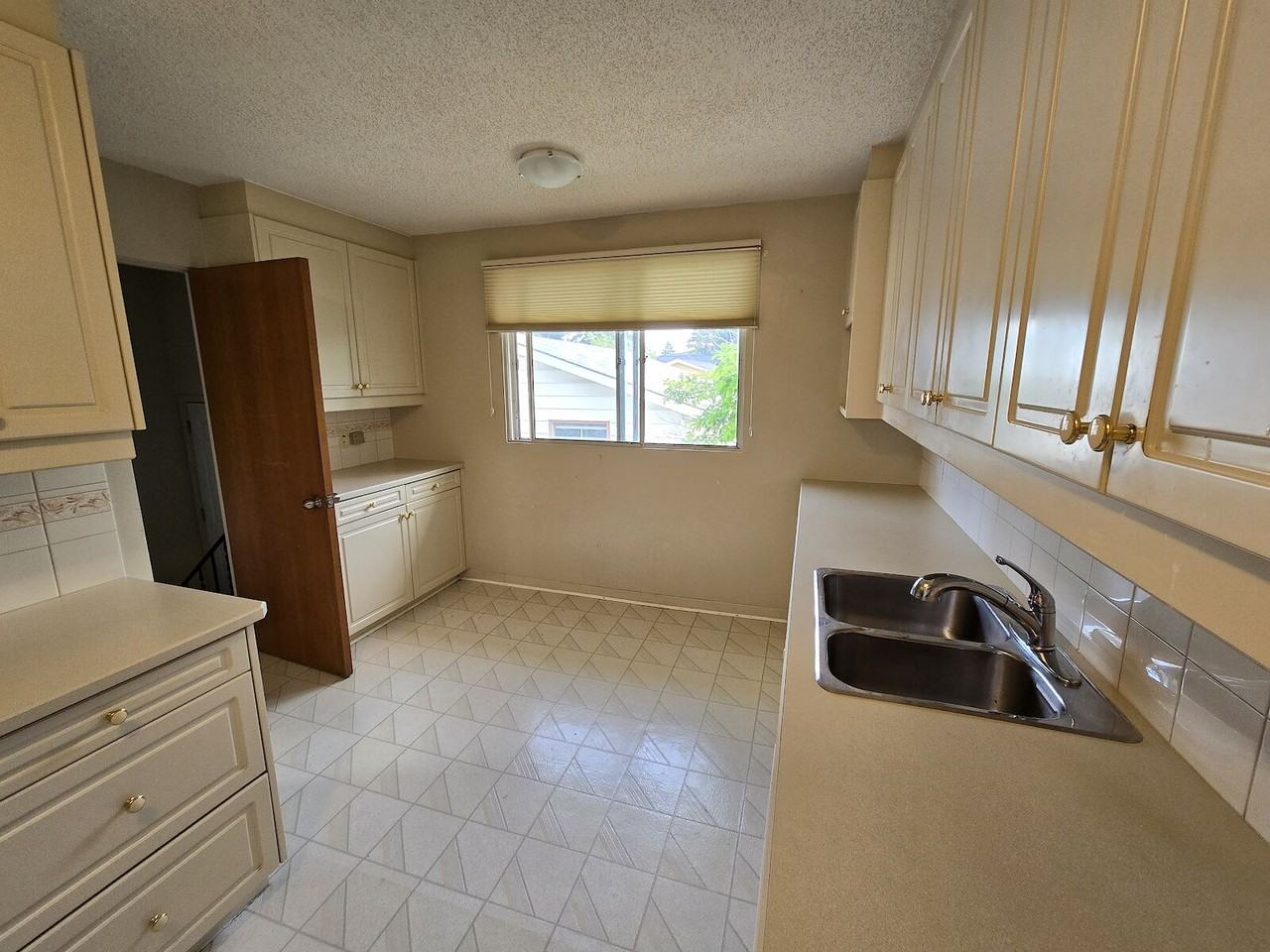 1019 30 Ave Nw - Photo 3 of 18