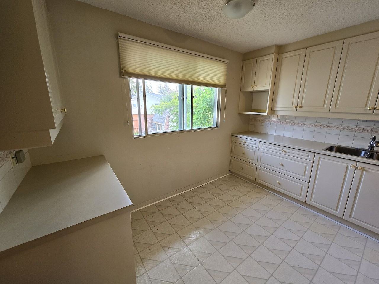 1019 30 Ave Nw - Photo 4 of 18