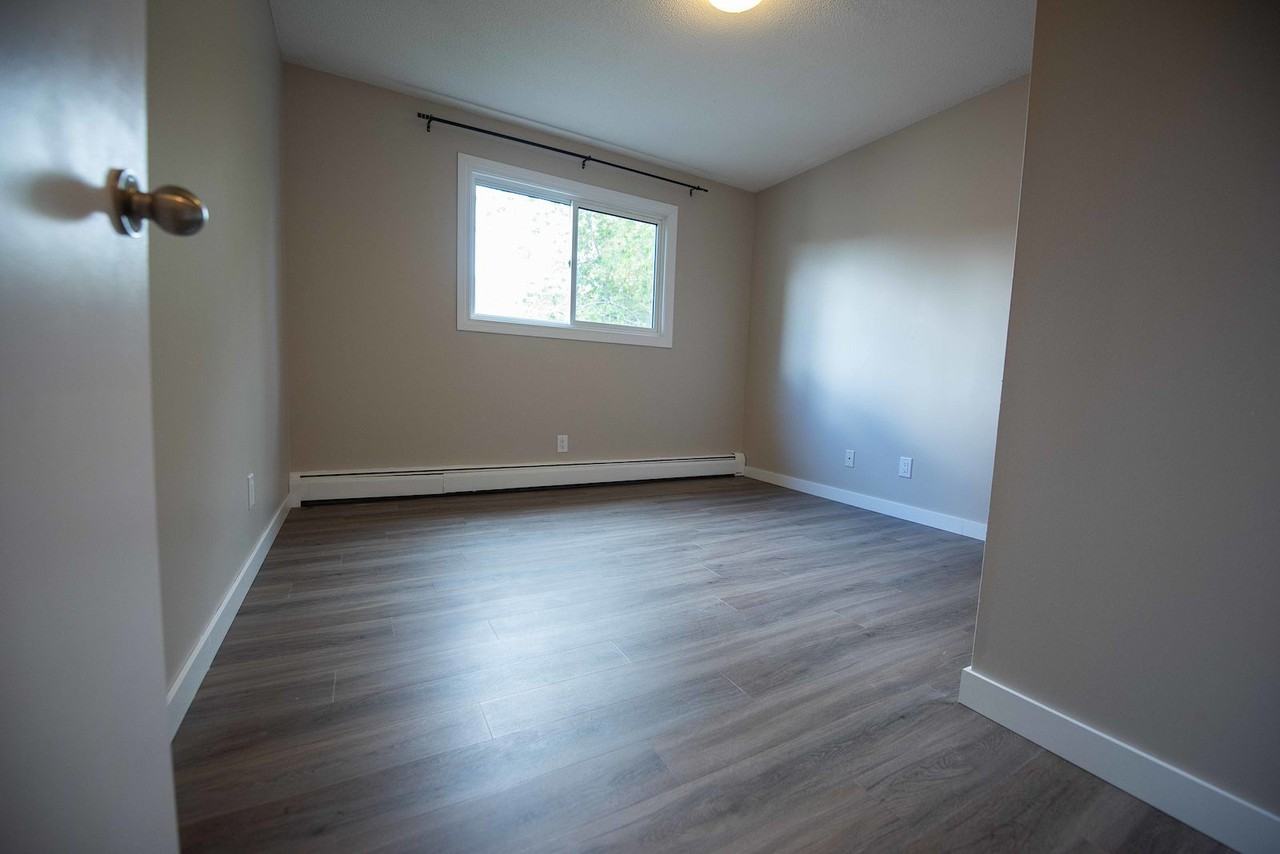 10345 123 St Nw - Photo 5 of 10