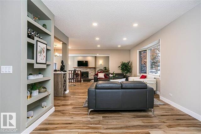 3816 111a St Nw - Photo 4 of 37