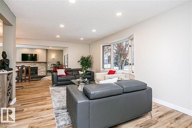3816 111a St Nw - Photo 5 of 37