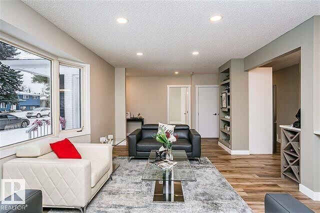 3816 111a St Nw - Photo 6 of 37