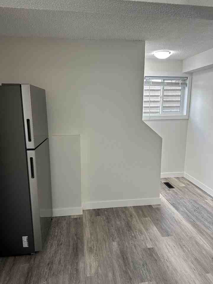 2833 15 Ave Se - Photo 3 of 19