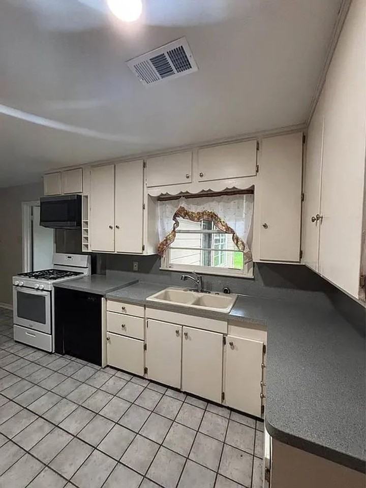 3750 Kings Row - Photo 2 of 10
