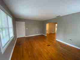 featured image of 1306 E Victory Dr