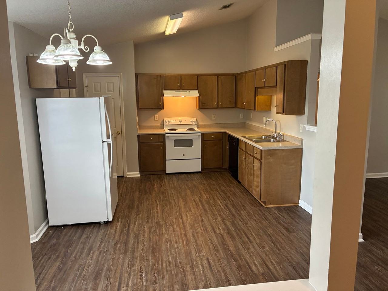 130 Lake Victoria Dr - Photo 4 of 13
