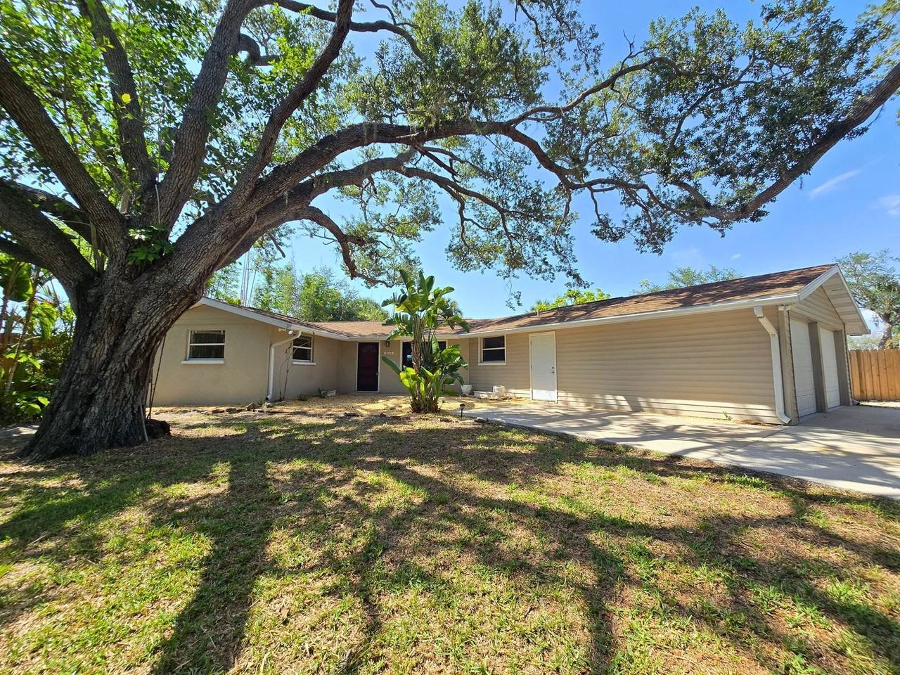 2101 Alvarado Ln - Photo 2 of 27