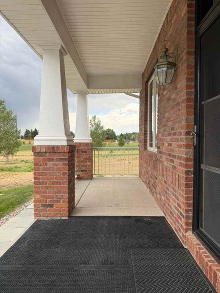 400 Sterling Dr - Photo 2 of 38