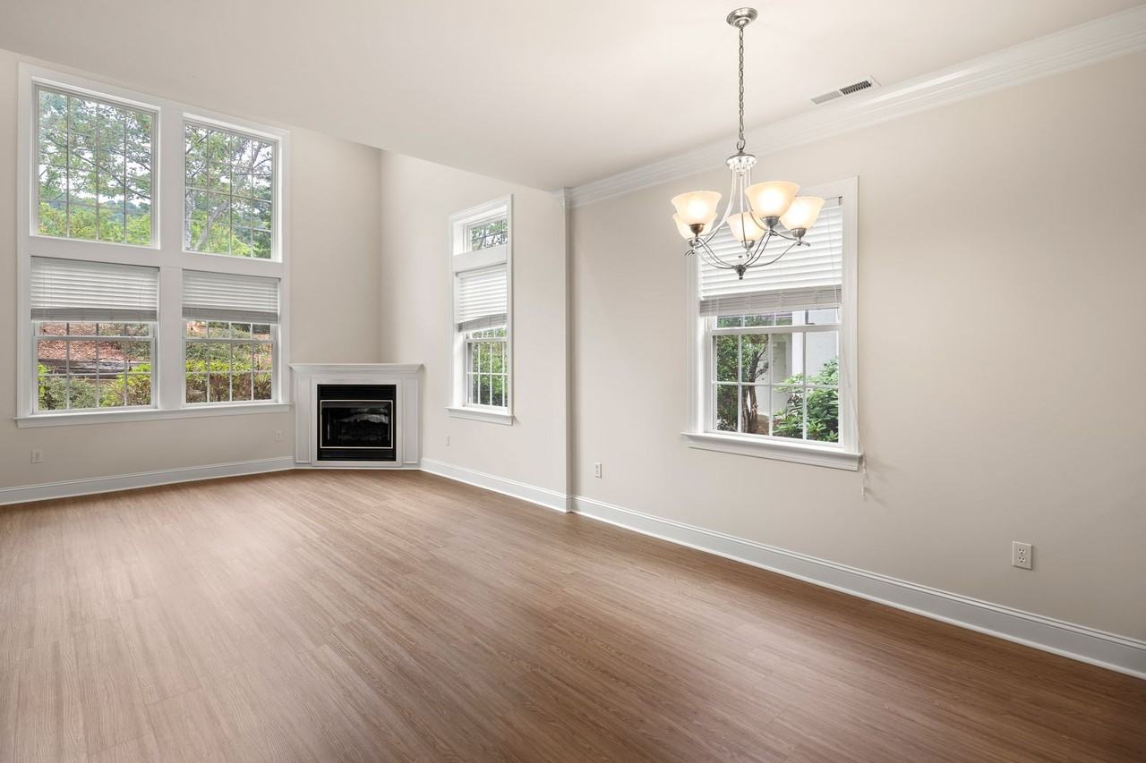 8 Trafalgar Cir - Photo 2 of 30
